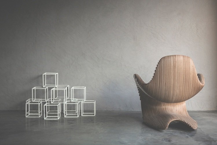 dizajnérska stolička zadný pohľad konzolová konštrukcia