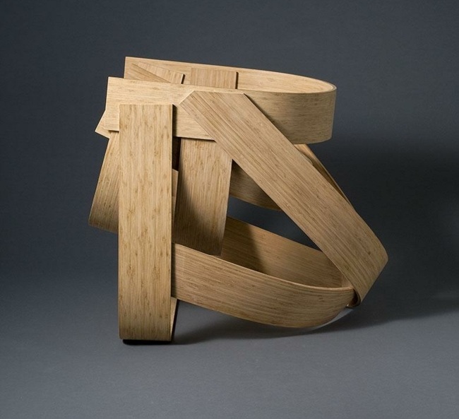 Bočný pohľad na obývaciu izbu s dreveným nábytkom