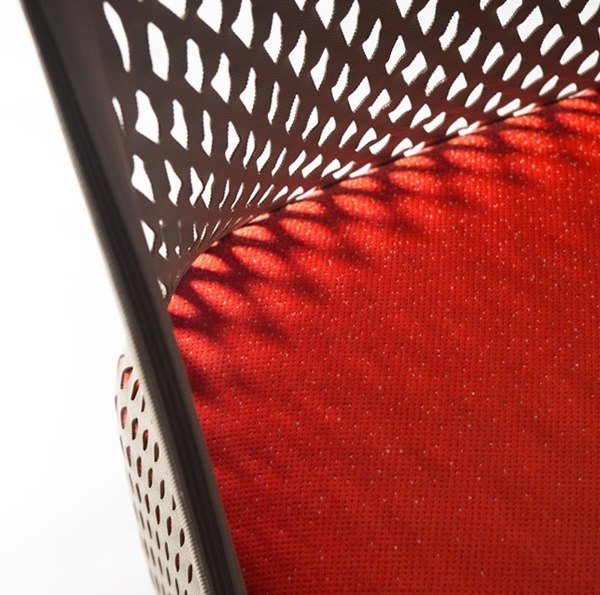 sivá oranžová dizajnérska stolička od Benjamina Huberta