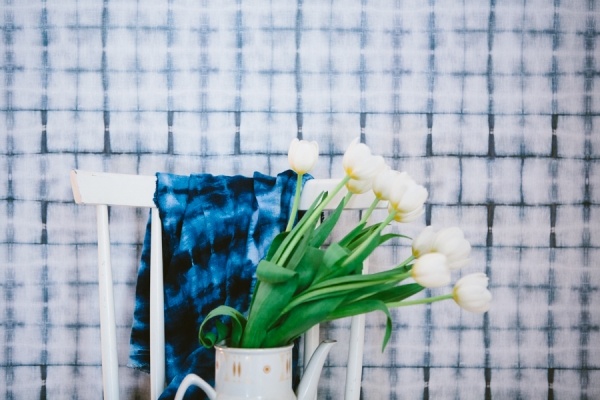 Tapeta umelecká stena pokrývajúca moderný bielo-modrý vzor pripomínajúci geometrickú štruktúru