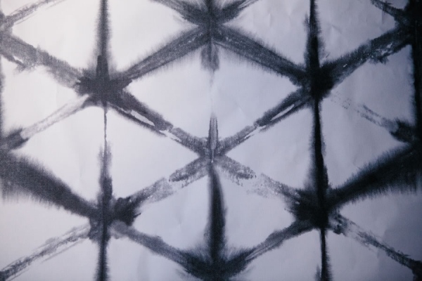 Technológia farbenia tapety na stenu-moderný vzor v tvare hviezdy sivý