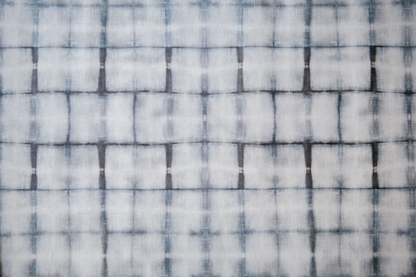 Textúra designová tkanina-tehlová stena Shibori-optika moderná sivá