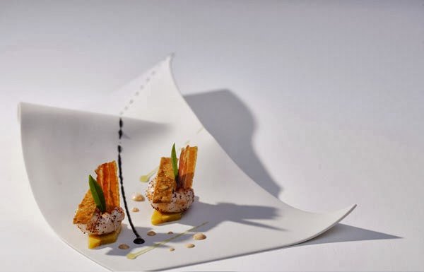 dizajnérske tvary riadu zakrivené asymetrické prevedenie dizajnové tvary tanierov zakrivený asymetrický dizajn