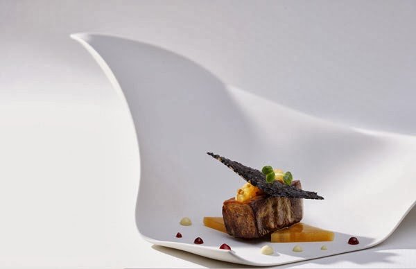 dizajnový tanier porcelánový biely splývavých zakrivených tvarov dizajnová doska plynulých zakrivených tvarov