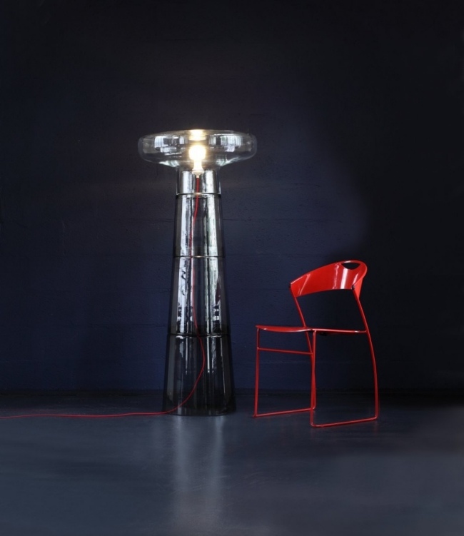 zaujímavá stojanová lampa ručne fúkaná návrhárka dymového skla dan yeffet dizajnová stojacia lampa ručne fúkaná z údeného skla a yeffetu