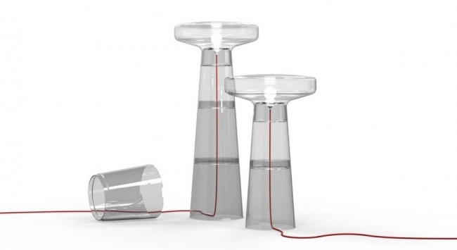 maják a yeffet kúsky skla poukladané na seba sklenené diely majáka a yeffetu naskladané na seba