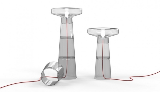 dizajnová stojanová lampa zo sklenených častí stola sa hromadí hromada dizajnových dielov stola pod lampu