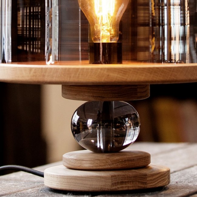 dizajnérska duo morten jonas stolná lampa dubové drevo údené sklo dizajnová stolná lampa morten jonas dubové drevo údené sklo