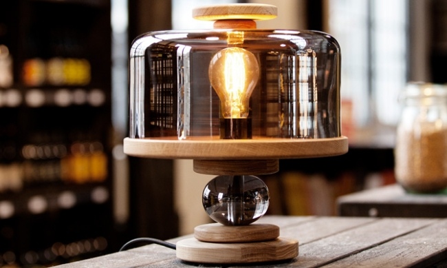 stolná lampa dubové drevo údené sklo morten jonas nórsko dizajnová stolná lampa dubové drevo údené sklo morten jonas nórsko