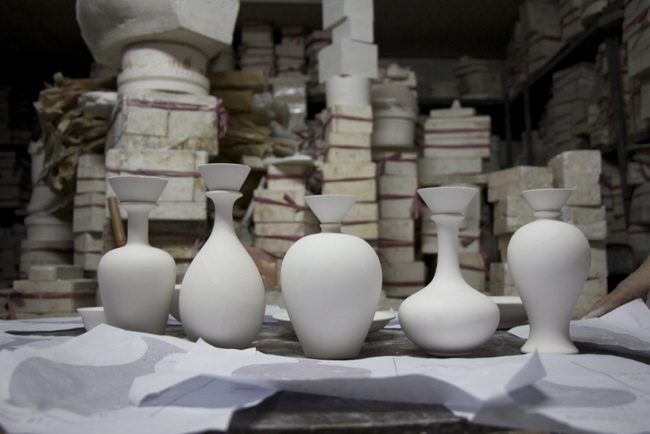 znovuzrodené zbierkové vázy porcelánová biela starožitná keramika Porcelánové biele starožitné vázy Occident Orient keramické