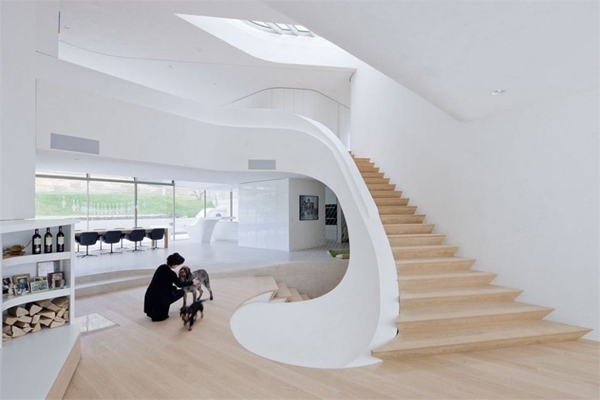 Dizajn schodiska-svetlá drevená podlaha dubová chodba