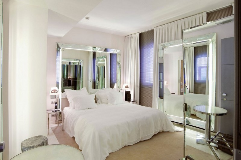 Hosťovská izba kompletne zariadená v bielej farbe Dizajnový nábytok-vybavenie-moderná-spálňa-biela-opona-zrkadlo