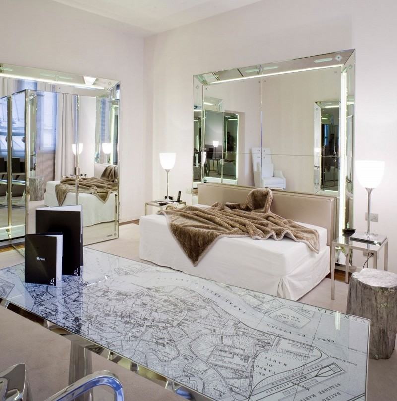 Zrkadlá vytvárajú optickú ilúziu a miestnosť pôsobia zväčšene Dizajnový nábytok-dekor-jedálenský stôl-mapa sveta-neutrálne farby