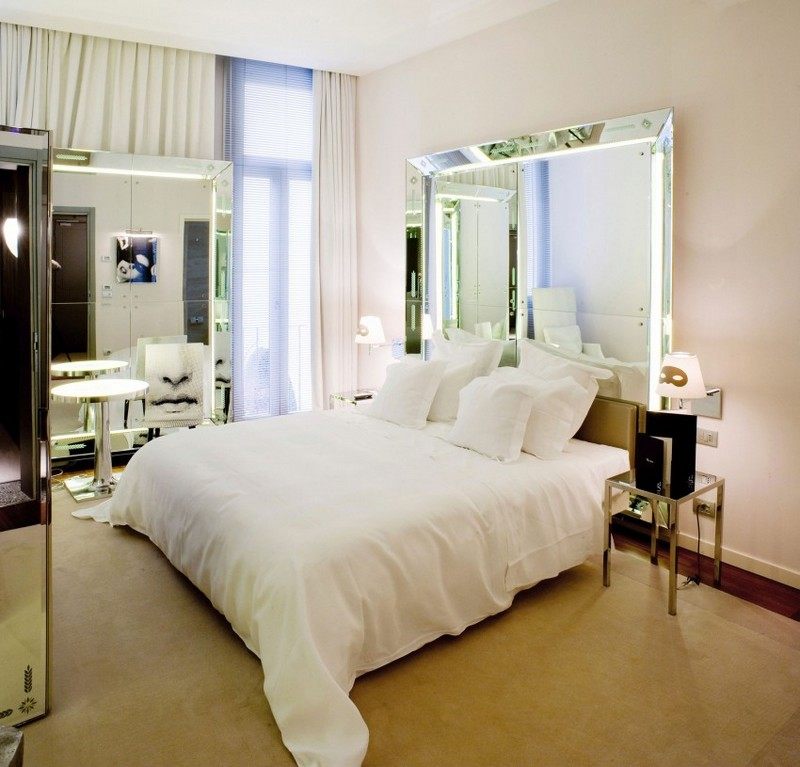 Čistá luxusná spálňa s niekoľkými zrkadlami a nádherným výhľadom Dizajnový nábytok-interiér-zrkadlo-osvetlenie-spálňa