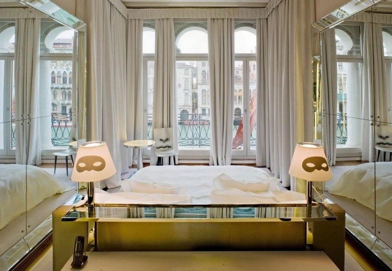 Manželská posteľ kombinovaná s písacím stolom - moderné zariadenie Dizajnový nábytok-zariadenie-hosťovské izby-výhľad-Canal-Benátky