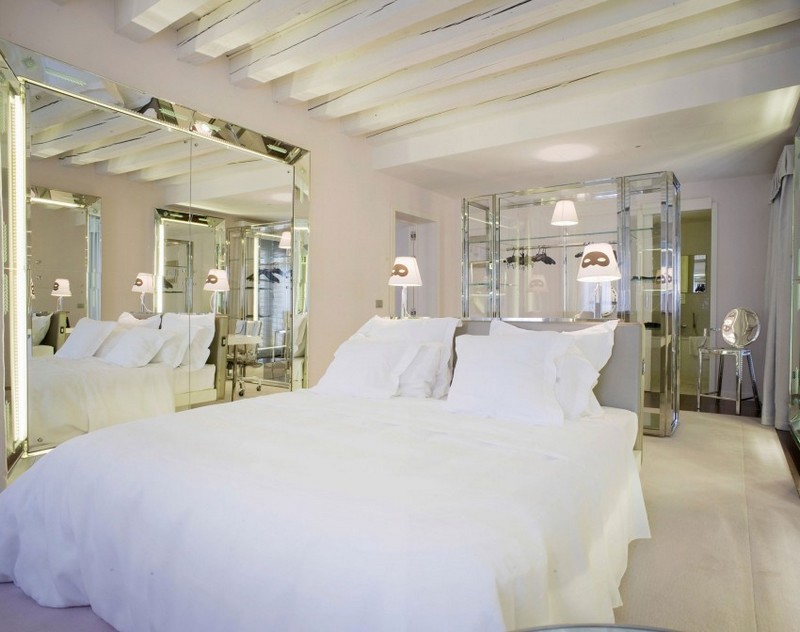 Spálňa je vybavená manželskou posteľou a sklenenou skrinkou Dizajnový nábytok a zariadenie luxusný nábytok sklenená nástenná polica