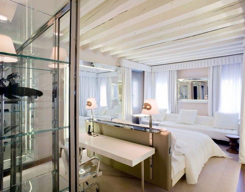 Dizajnový nábytok v spálni - luxusné zariadenie v bielej farbe Dizajnový nábytok-zariadenie-stolné lampy-benátska maska