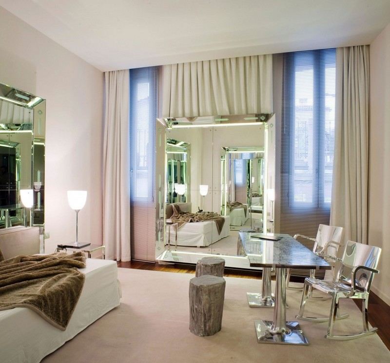 Pohodlné posedenie s taburetkami kmeňa stromu a elegantným kovovým stolom Nápady na dizajnové osvetlenie luxusné osvetlenie zrkadiel