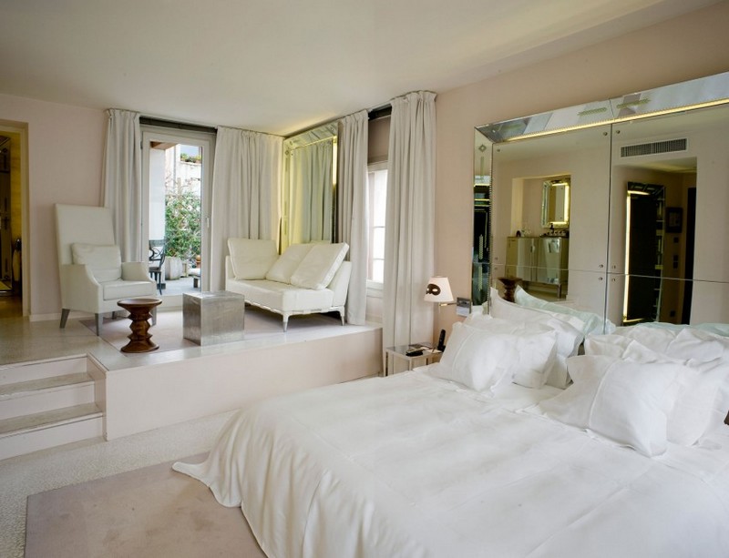 Hosťovská izba s balkónom a krásnym výhľadom do záhrady Dizajnový nábytok-vybavenie-biela-farba-konferenčný stolík-drevo-moderné