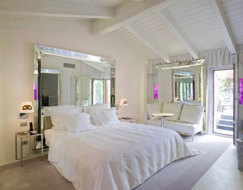 Zrkadlá charakterizujú interiér talentovaného dizajnéra Philippe Starka Dizajnový nábytok-interiér-luxus-spálňa-koberce