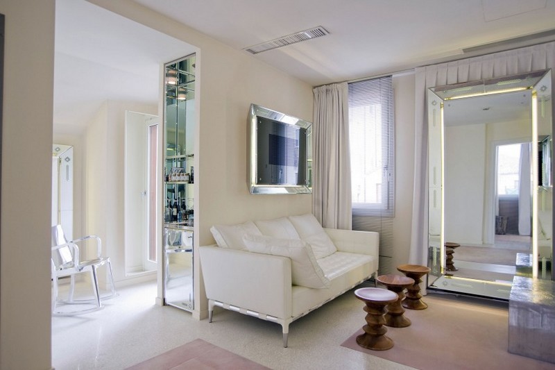 Sklo dodáva interiéru trendový pôvabný vzhľad Dizajnový nábytok-vybavenie-biela-záclona-zrkadlo-obklady