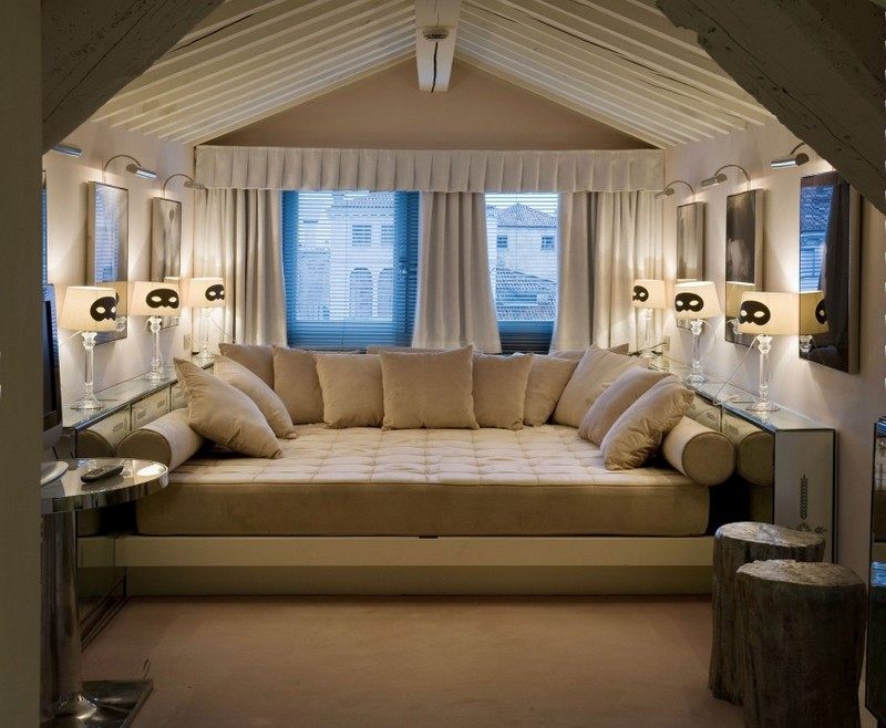 Podkrovie je vybavené priestrannou manželskou posteľou Dizajnový nábytok-zariadenie-denné lampy-maska-koberec