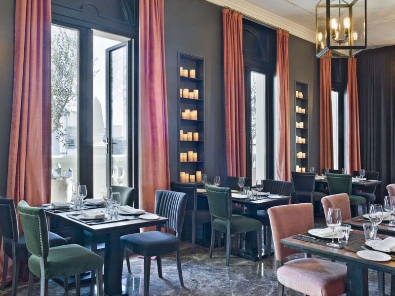 Hotelová hala s pohodlnými vintage stoličkami Dizajnový nábytok - sivý - stena - stoličky - dlažba - mramor