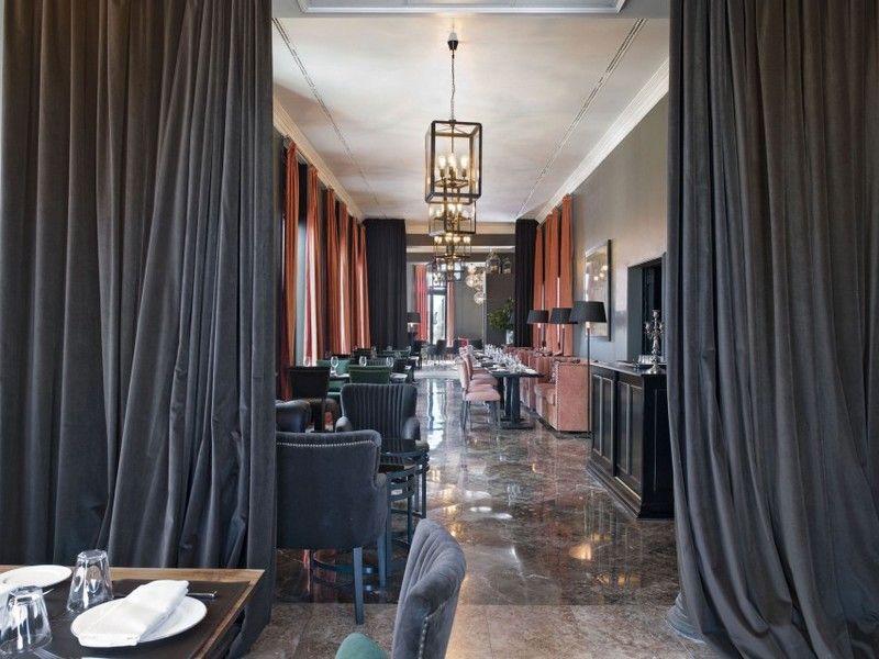 Dizajnový nábytok a zariadenie - záclony oddeľujú halu od reštaurácie Dizajnový nábytok a zariadenie - Luxury Hotel Venice Tables Bar