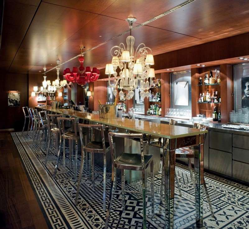 Dizajnový nábytok - bar v retro vzhľade s lustrami ako akcentmi Dizajnový nábytok-nábytok-stoličky-kov-sklenený stôl