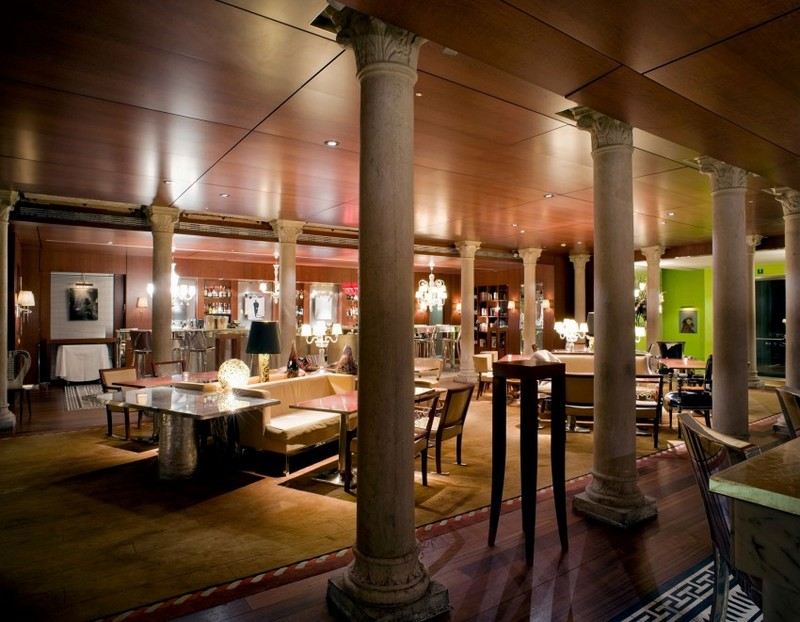 Štýlové zariadenie - ušľachtilý luxusný hotel v Benátkach Dizajnový nábytok-luxusný-konferenčný stolík-nábytok-osvetlenie