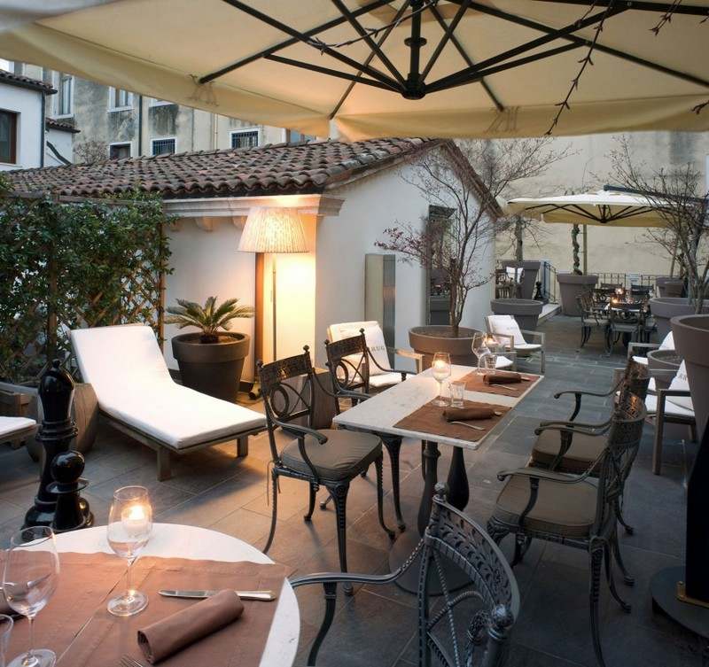 Večer strešná terasa s romantickým osvetlením Dizajnový nábytok-zariadenie-terasa-romantický-náladový-večer