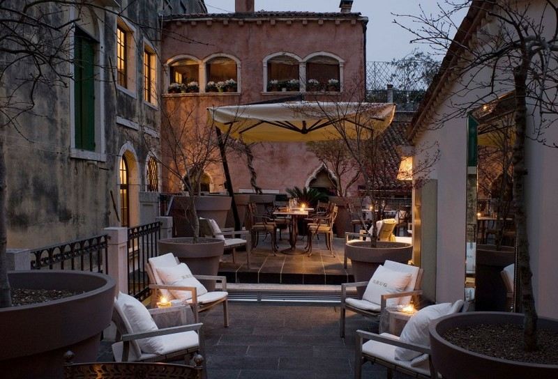 Štýlový záhradný nábytok na súkromnej terase Dizajnový nábytok-dekor-nápady-terasa-hotel-Benátky