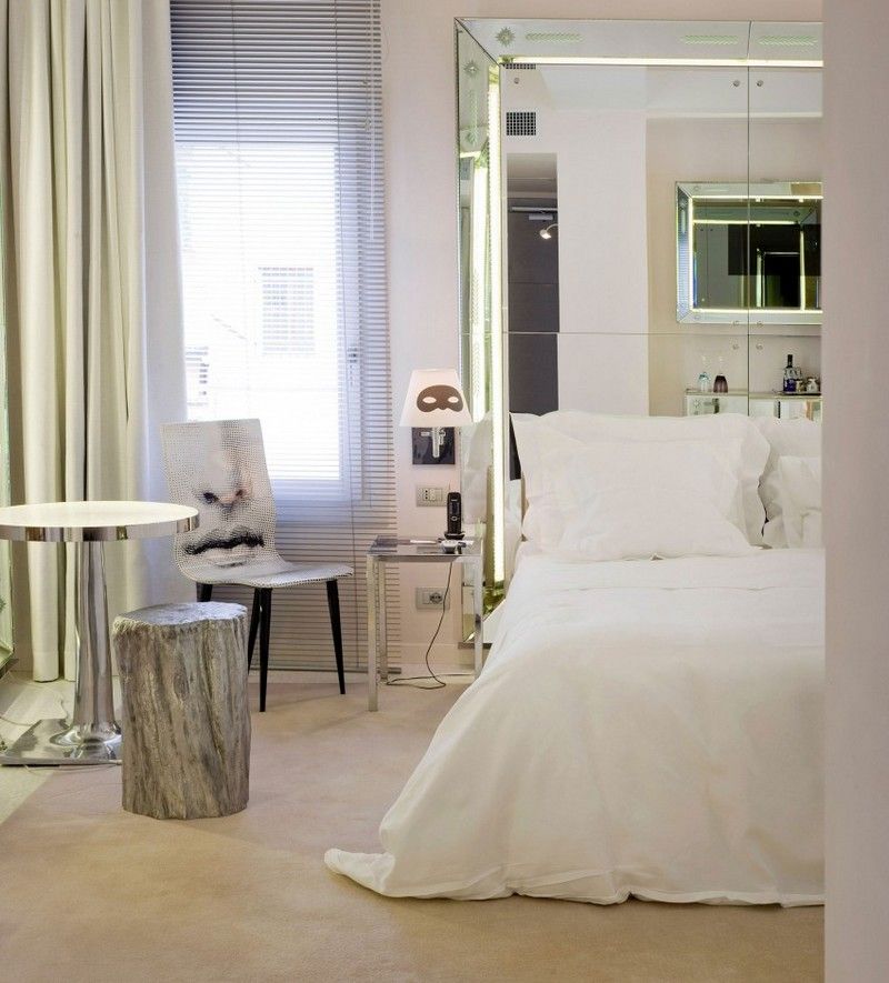 Spálňa s kryštálovým zrkadlom s osvetlením namiesto čela postele Stolička-bočný stolík s bočným kufrom a dizajnom pre nábytok