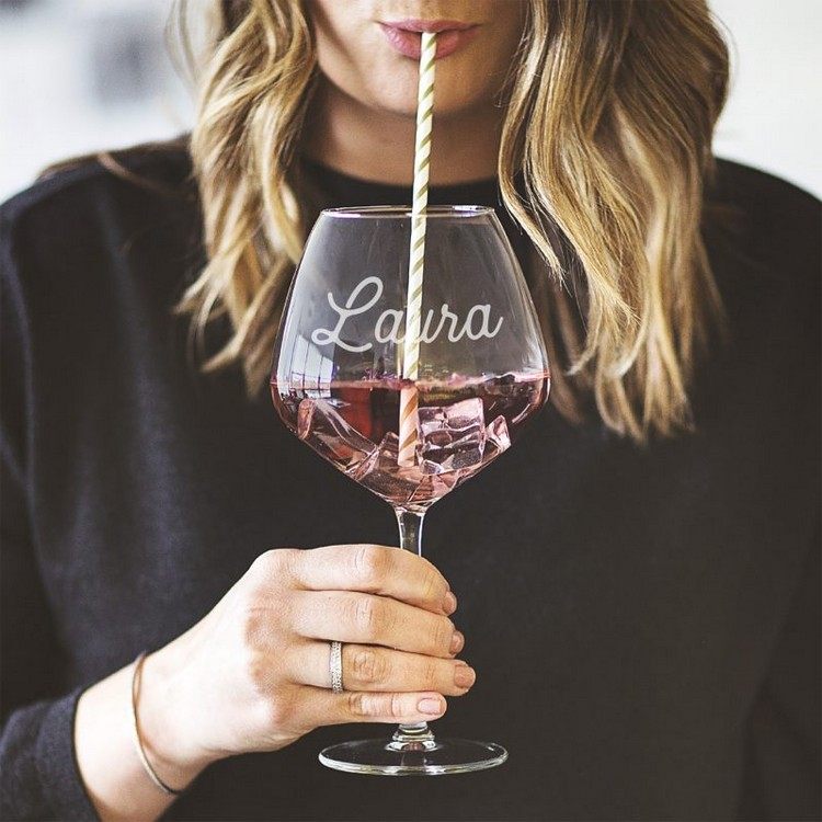 Leptané poháre na víno pre nápady na svadobné darčeky