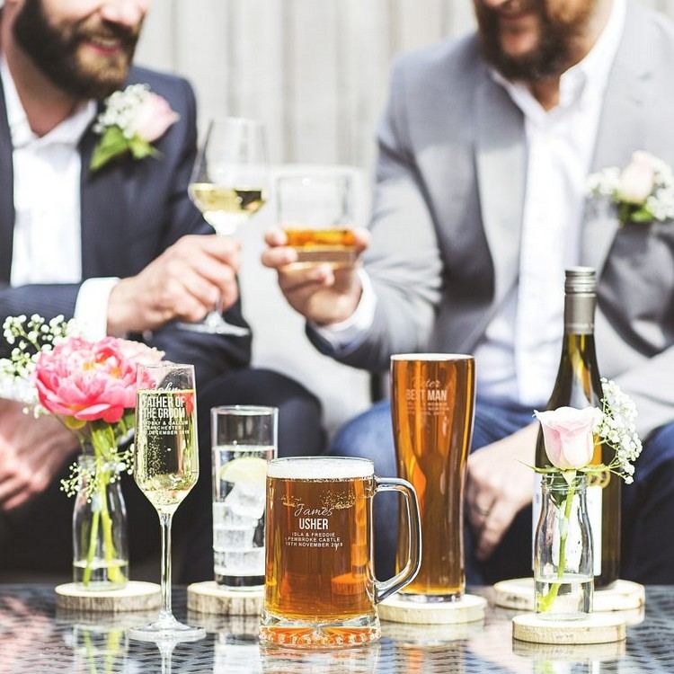 Návrhy na nápady na leptanie okuliarov na otepľovanie domácnosti alebo svadbu