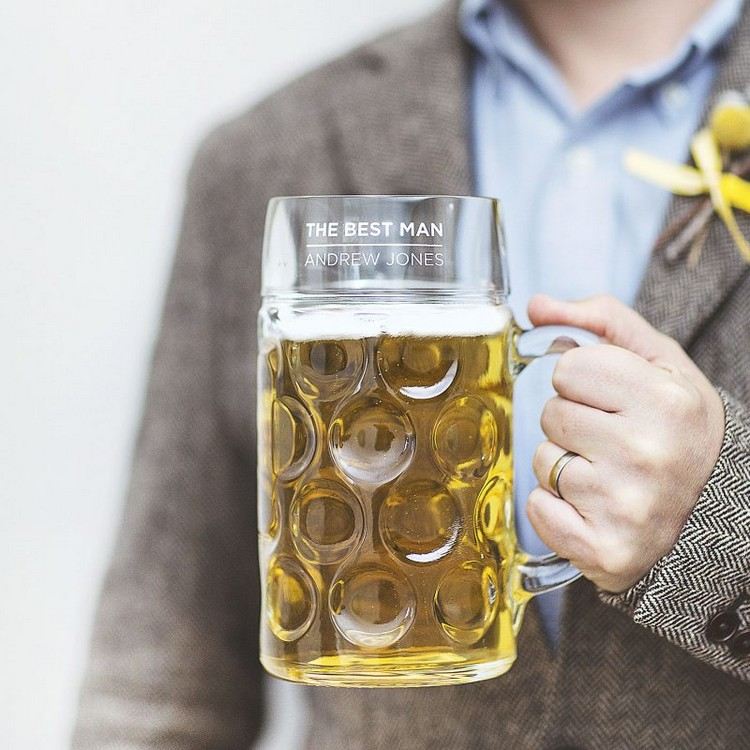 Nápady na darčeky pre návrhy ženícha na nápisy pre leptané okuliare