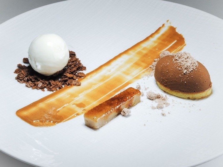 Dezert rafinovane poukladajte na karamelové prúžky