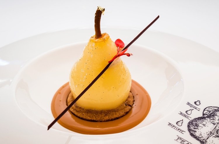 Pošírovaná hrušková karamelová omáčka