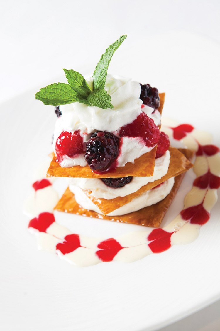 Dezertná moderná servírujúca smotanová bobuľová veža listy mäty