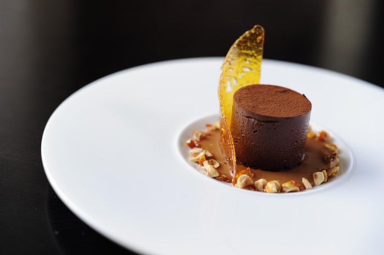 Čokoládovú penu podávajte s lieskovými orieškami a karamelom