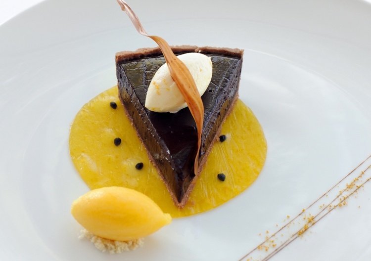 Čokoládový koláč pekne poukladajte s pomarančovou omáčkou