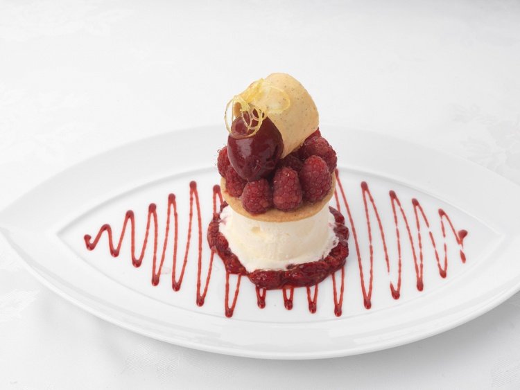 Dezert ozdobená malinová zmrzlinová sušienka