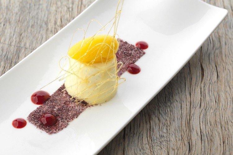 Creme fraîche panna cotta pekne naaranžujte do karamelového košíčka s bobuľovou omáčkou