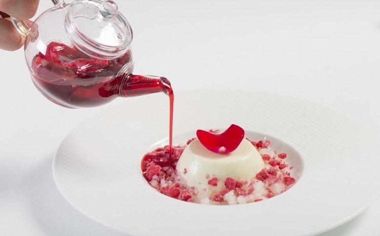 Panna cottu podávajte s okrúhlym tanierom omáčky z ružových lístkov