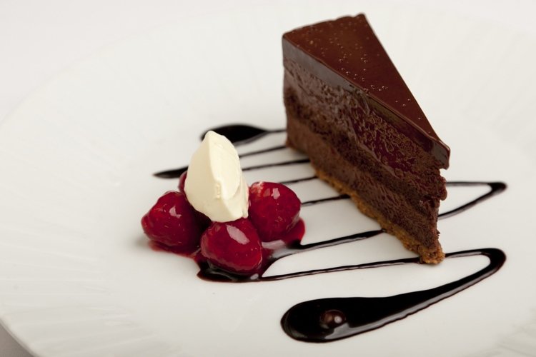 Podávajte čokoládový koláč maliny krém čokoládový sirup