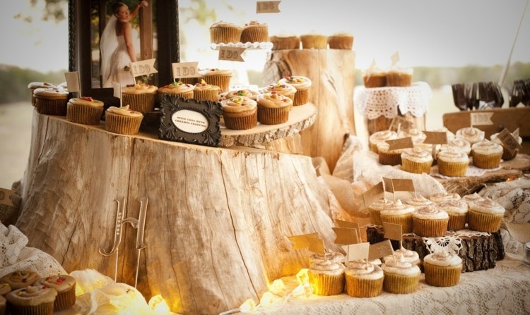Podávanie vynikajúcich dezertov vo svadobný deň Dezert bar cupcakes sviečky svadba jeseň dizajn sami