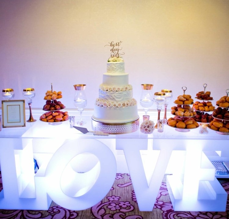 Dezert bar - svadobná torta a donaty pri stole vyberte si svoj vlastný lahodný koláčový dezertný svadobný bar