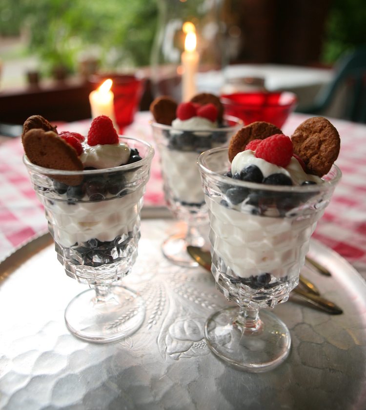 Dezert v pohári Dezert v pohári -recepty-jednoduché-rýchle-bobuľové stopkové sklo
