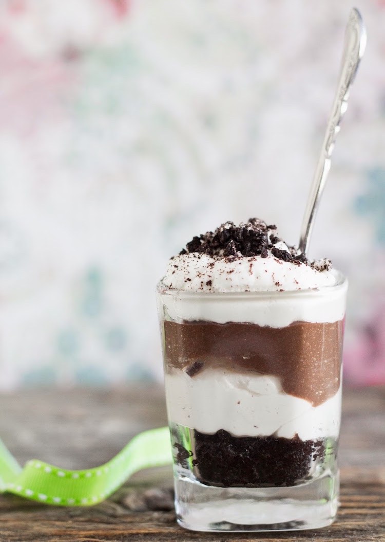 Podávajte čokoládovú variáciu klasického tiramisu v pohári dezertné sklo-recepty-mascarpone-čokoláda-jednoduché
