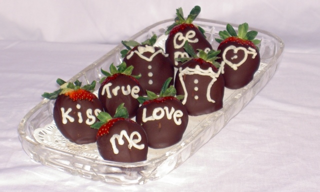 Nápisy na čokoládových jahodách s bielou čokoládou vtipný-font-jahody-dezert-čokoláda-nápad